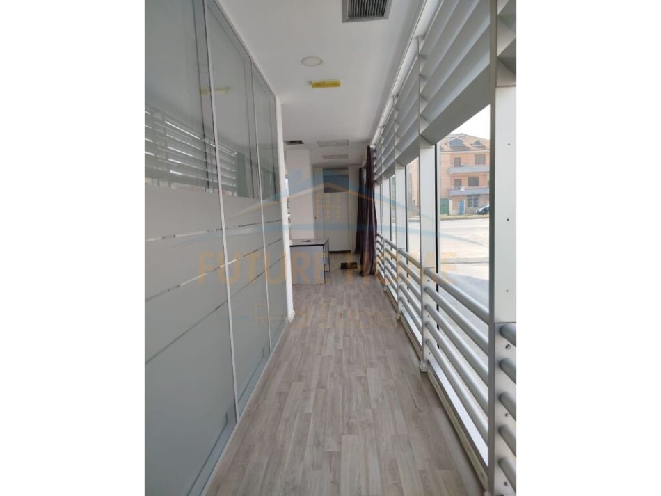 Durres, jepet me qera ambjent biznesi Kati 0, 218 m² 1.000 € (Shkozet)