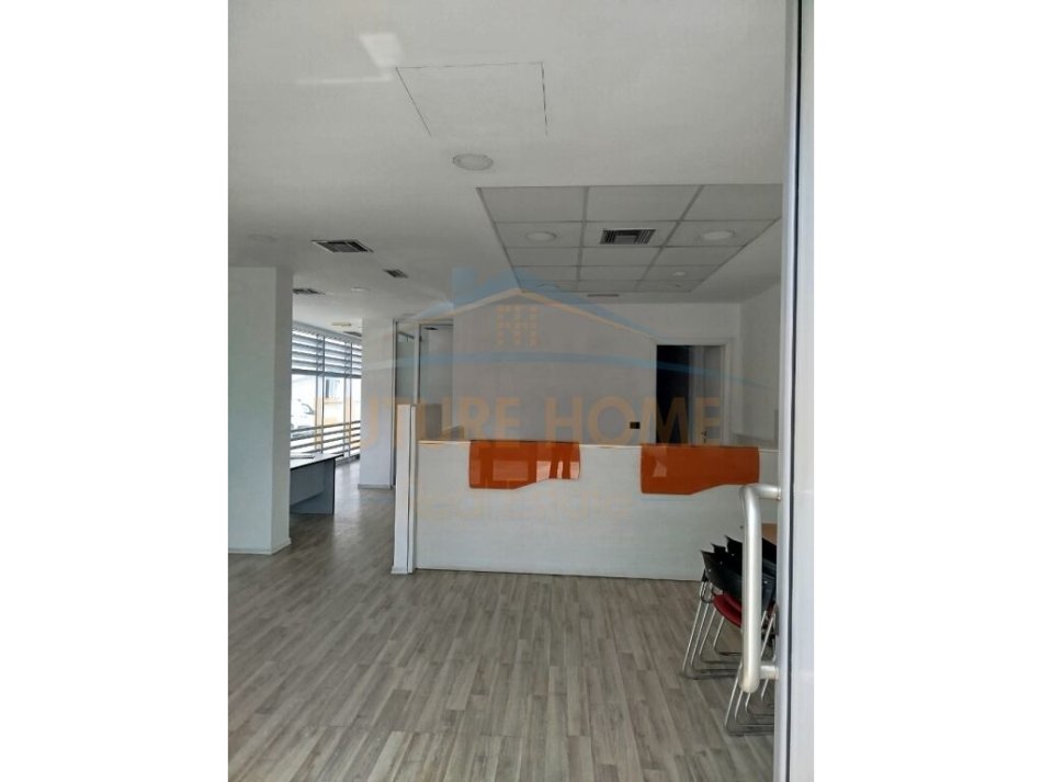 Durres, jepet me qera ambjent biznesi Kati 0, 218 m² 1.000 € (Shkozet)