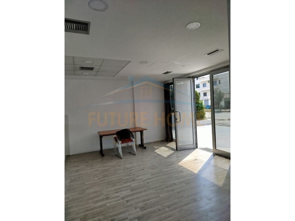 Durres, jepet me qera ambjent biznesi Kati 0, 218 m² 1.000 € (Shkozet)