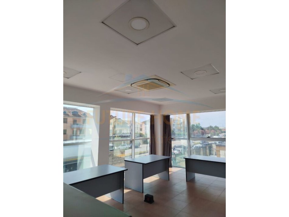 Durres, jepet me qera ambjent biznesi Kati 0, 218 m² 1.000 € (Shkozet)
