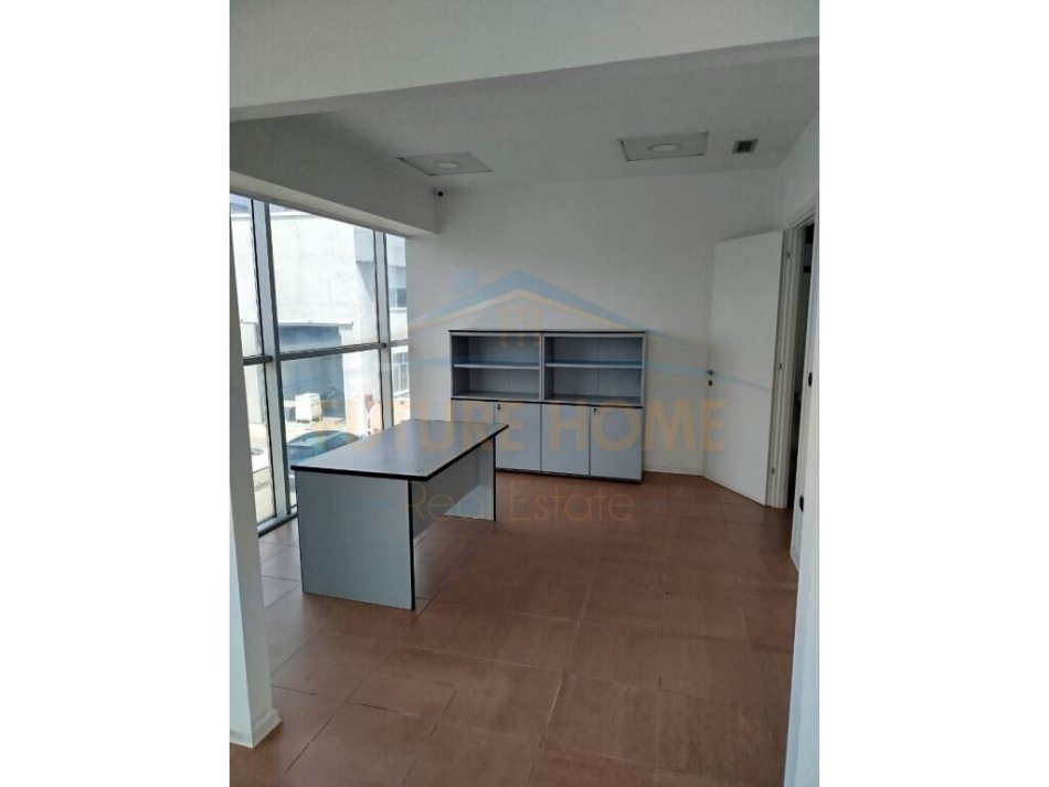 Durres, jepet me qera ambjent biznesi Kati 1, 218 m² 1.000 € (Shkozet , Durrës)