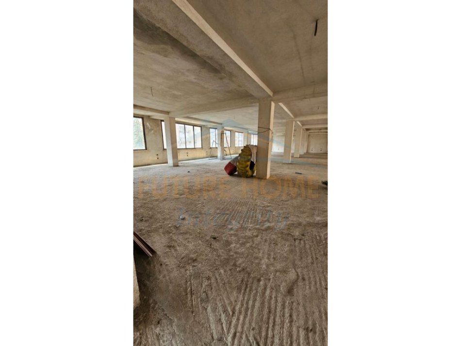 Tirane, jepet me qera ambjent biznesi Kati 3, 450 m² 1.260 € (Pallati me Shigjeta)