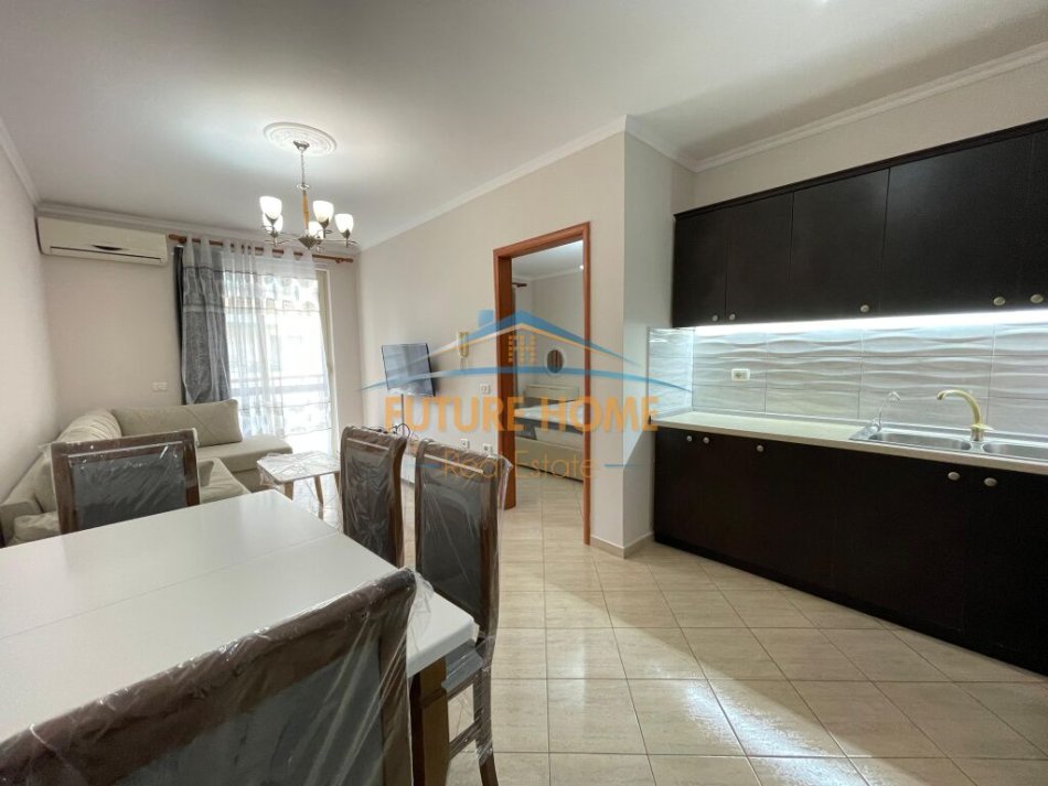 Tirane, jepet me qera apartament 1+1+Ballkon Kati 3, 73 m² 600 € (Selvia)