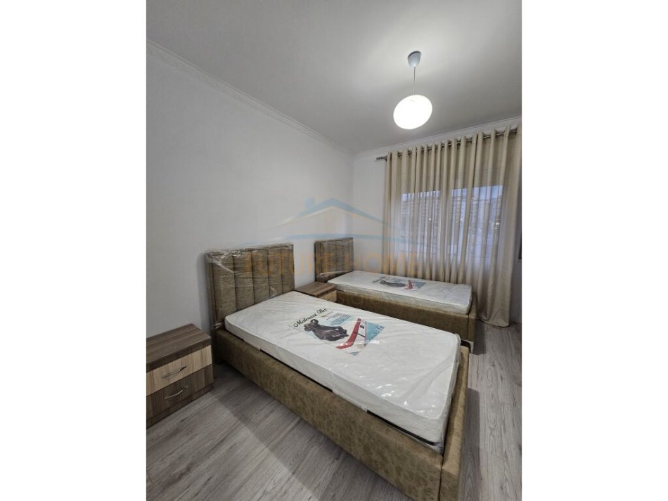 Tirane, jepet me qera apartament 2+1+Ballkon Kati 3, 110 m² 580 € (Unaza e Re)