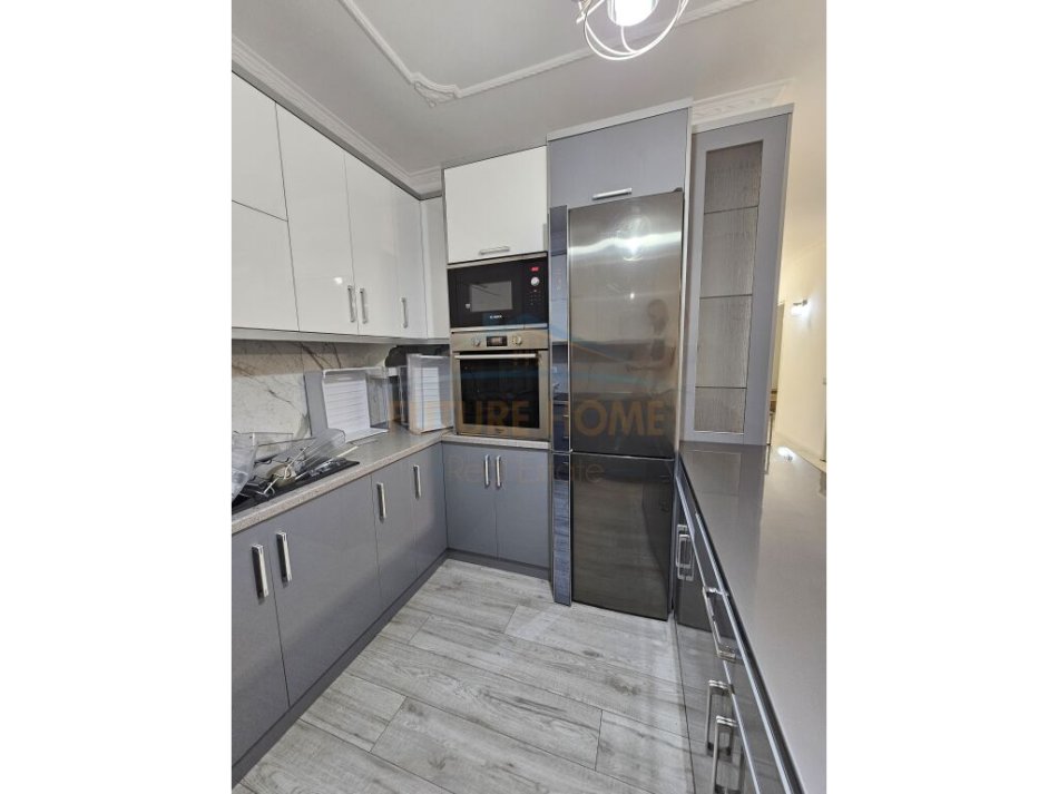 Tirane, jepet me qera apartament 2+1+Ballkon Kati 3, 110 m² 580 € (Unaza e Re)