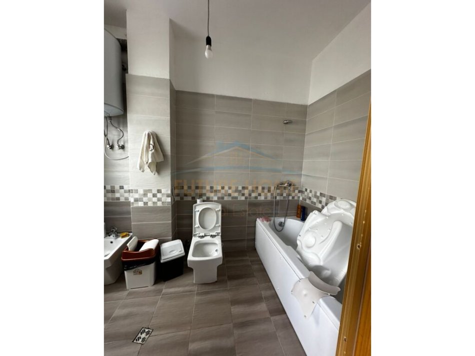 Tirane, shitet apartament 2+1+Ballkon Kati 2, 147 m² 185.000 € (Kopshti Botanik)