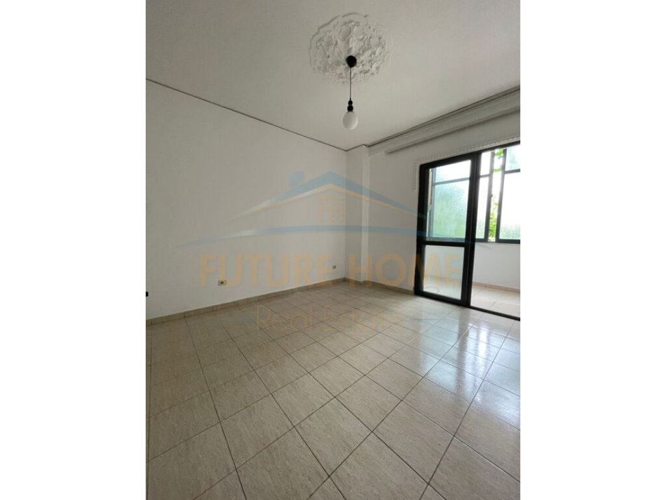 Tirane, jepet me qera zyre Kati 1, 55 m² 500 € (Rruga e Kavajes)