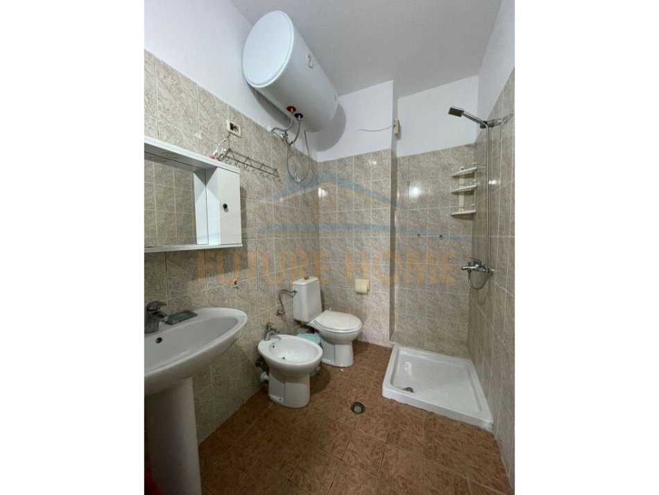 Tirane, jepet me qera zyre Kati 1, 55 m² 500 € (Rruga e Kavajes)