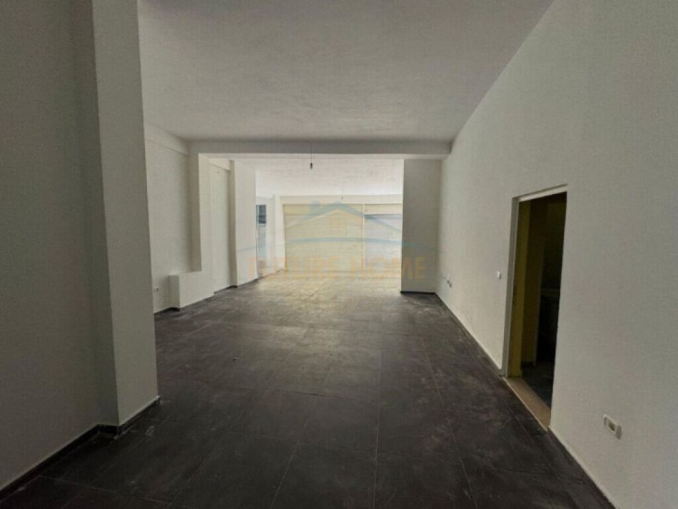 Vlore, jepet me qera ambjent biznesi Kati 0, 500 m² 3.000 € (Lungomare, Vlore)