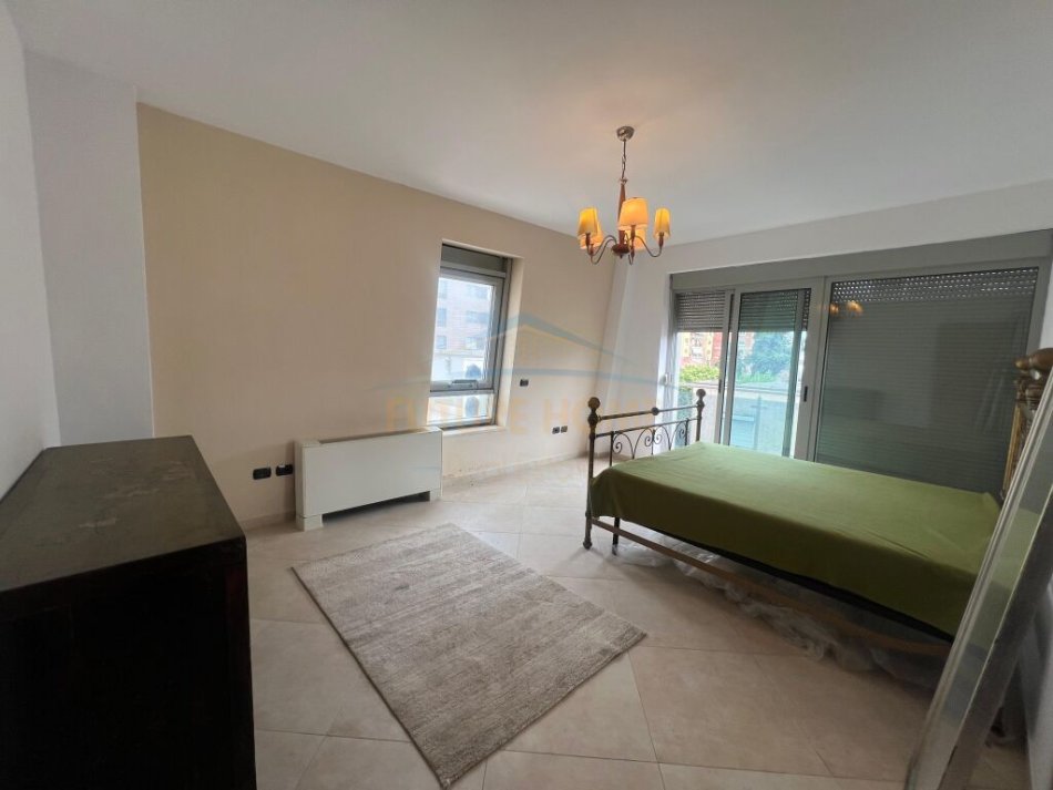 Tirane, jepet me qera apartament+verande | Penthouse 2+1+Ballkon Kati 3, 120 m² 1.200 € (Blloku)