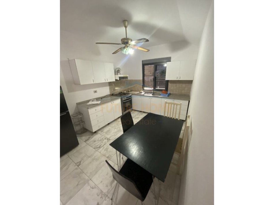 Tirane, jepet me qera apartament 2+1 Kati 3, 90 m² 400 € (Rruga Bardhyl)