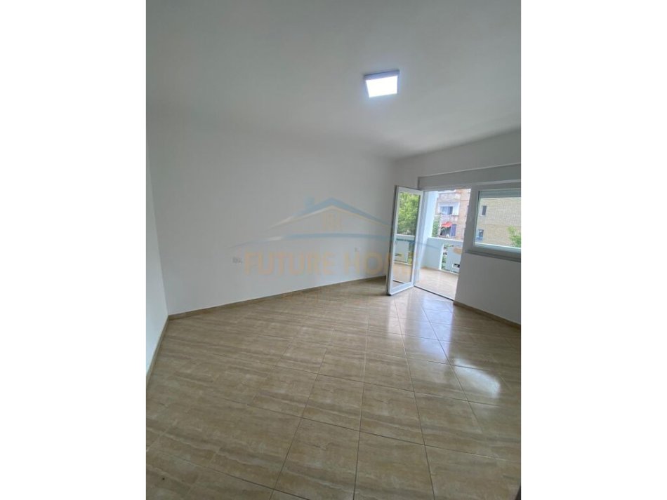 Tirane, jepet me qera 1+1 Kati 3, 50 m² 400 € (Kongresi Manastirit)