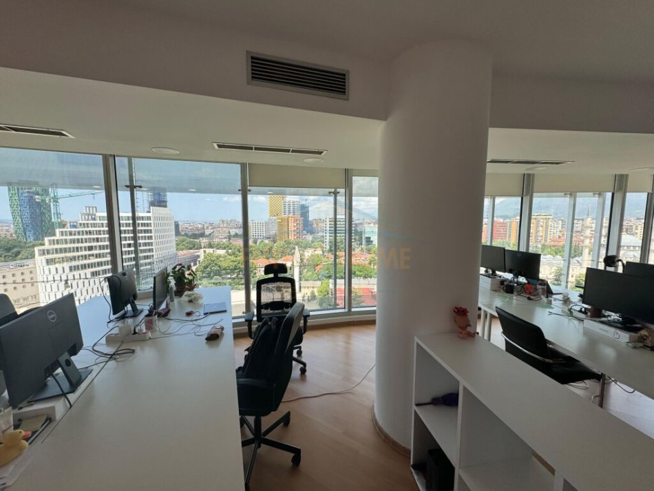 Tirane, jepet me qera ambjent biznesi Kati 13, 210 m² 6.300 € (Bulevardi Bajram Curri)