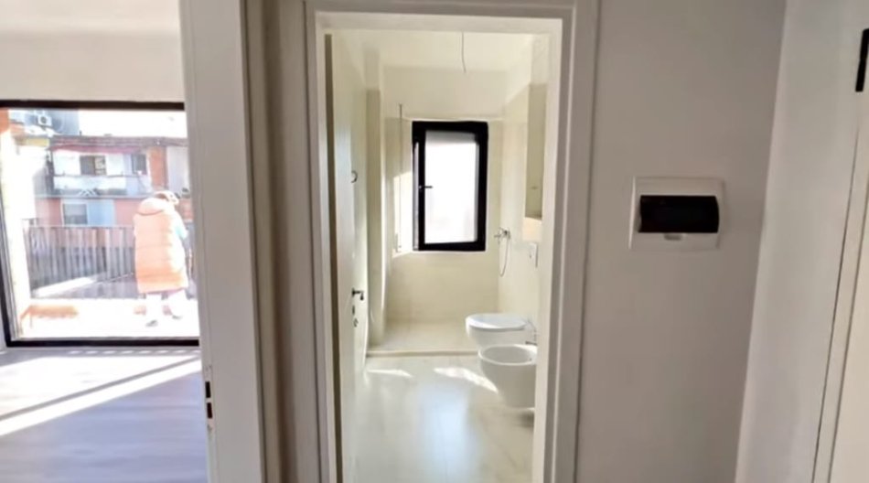Tirane, jepet me qera apartament 1+1 Kati 2, 77 m² 430 € (BRRYLI)