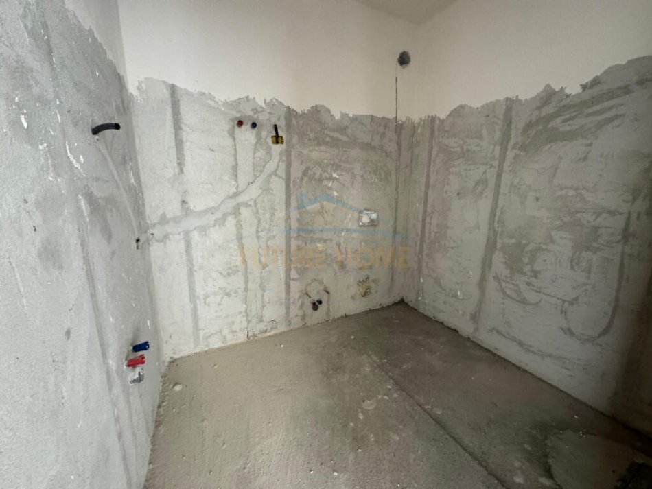 Tirane, shitet 2+1+Ballkon Kati 6, 99.000 m² 104.000 € (Paskuqan)