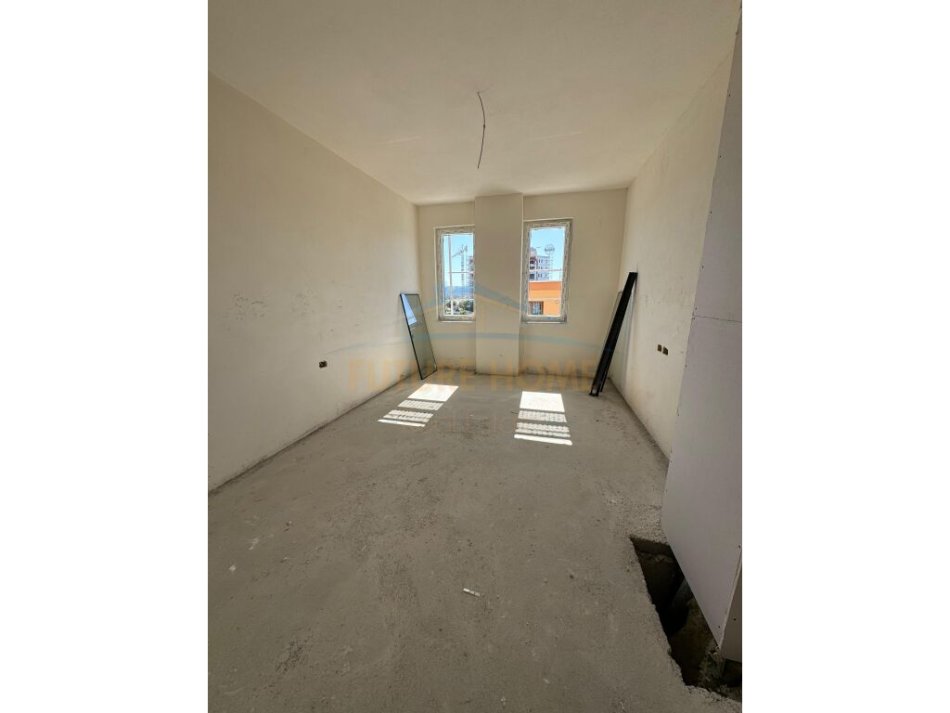 Tirane, shitet 2+1+Ballkon Kati 6, 99.000 m² 104.000 € (Paskuqan)