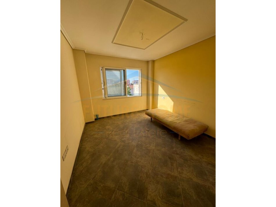 Tirane, shitet apartament 2+1+Ballkon Kati 4, 122 m² 150.000 € (Oxhaku)