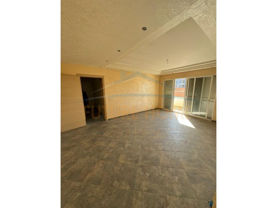 Tirane, shitet apartament 2+1+Ballkon Kati 4, 122 m² 150.000 € (Oxhaku)