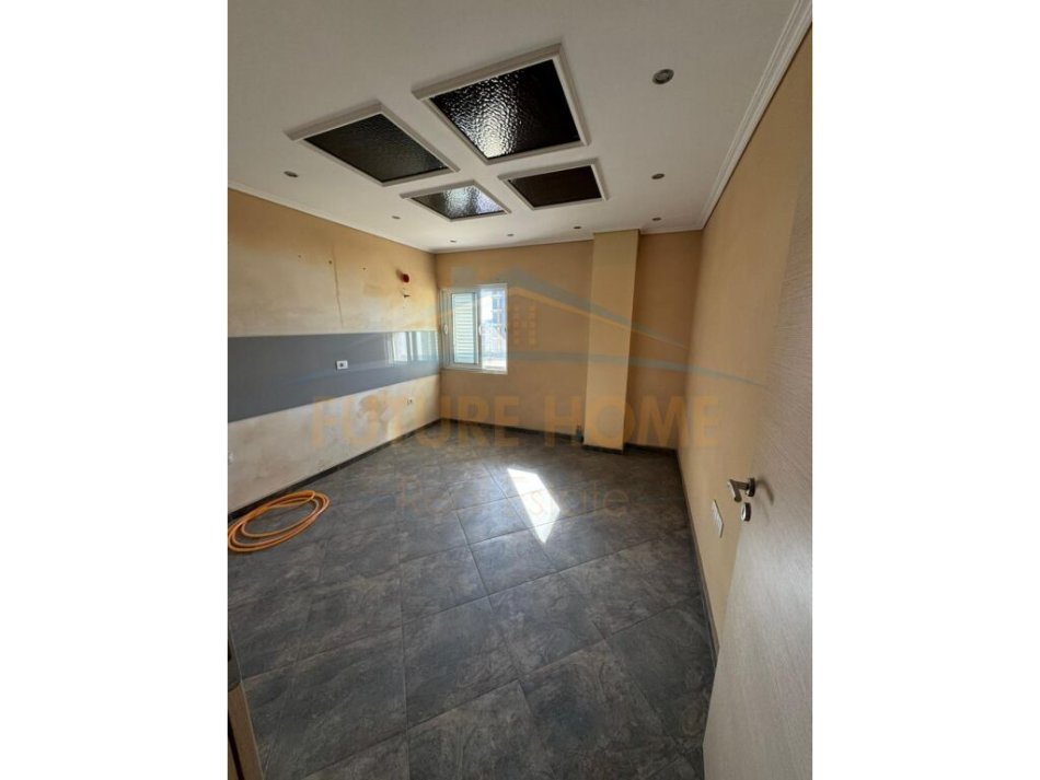 Tirane, shitet apartament 2+1+Ballkon Kati 4, 122 m² 150.000 € (Oxhaku)