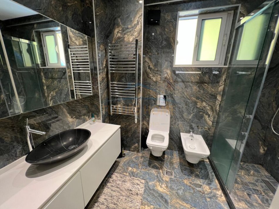 Tirane, shitet apartament 2+1+Aneks+Ballkon Kati 1, 109 m² 260.000 € (RRUGA LIQENI I THAT)