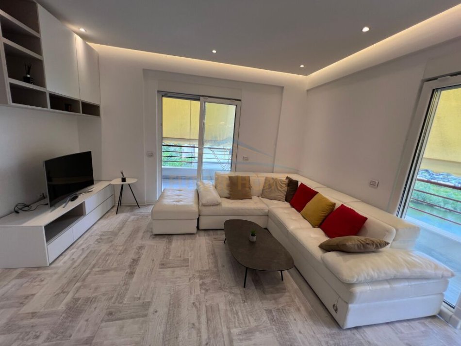 Tirane, shitet apartament 2+1+ 2 Garazhe,   Kati 1, 109 m² 270.000 € (Liqeni i Thate), Kompleski FZ