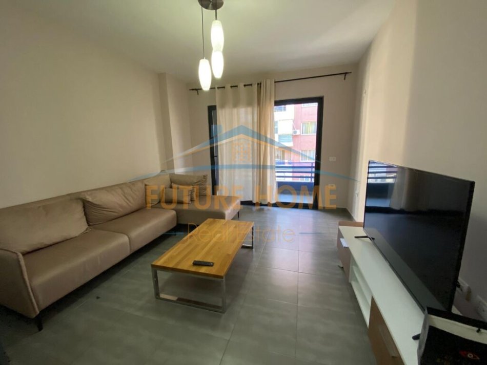 Tirane, jepet me qera apartament 2+1+Ballkon Kati 3, 117 m² 450 € (Yzberisht)