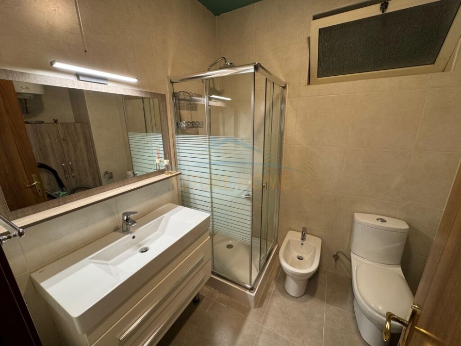 Tirane, jepet me qera apartament 2+1+Ballkon Kati 6, 120 m² 1.500 € (BLLOKU)