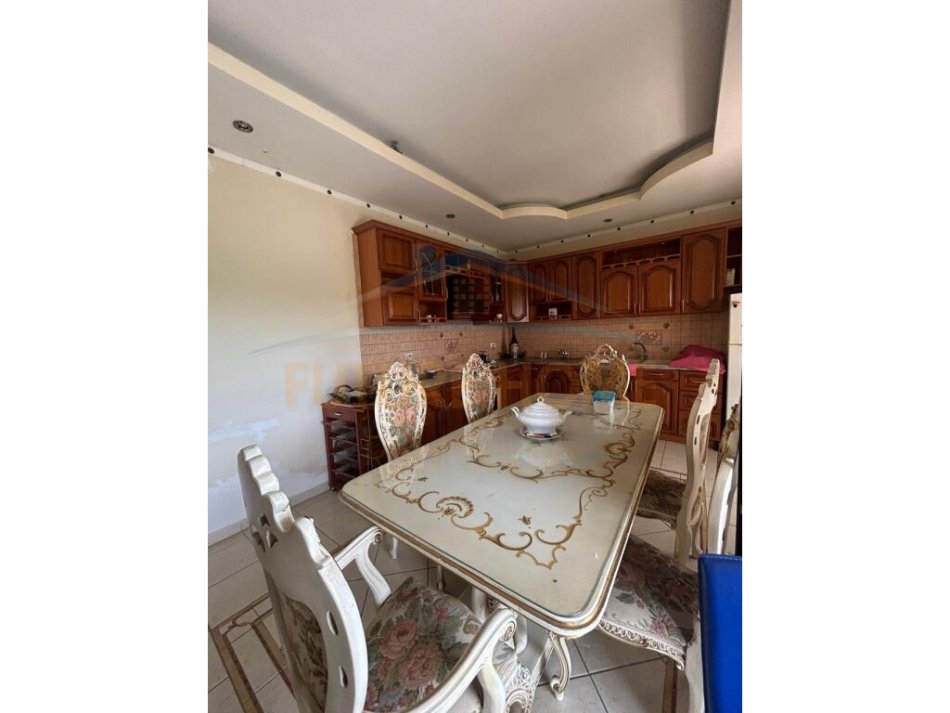 Tirane, shitet Vile 3 Katshe Kati 3, 493 m² 250.000 € (peze)