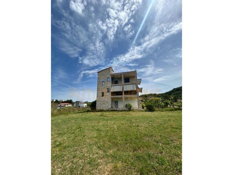 Tirane, shitet Vile 3 Katshe Kati 3, 493 m² 250.000 € (peze)