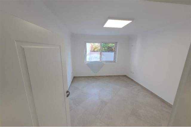 Tirane, jepet me qera zyre Kati 0, 120 m² 600 Euro (Qender,Tregu Cam)