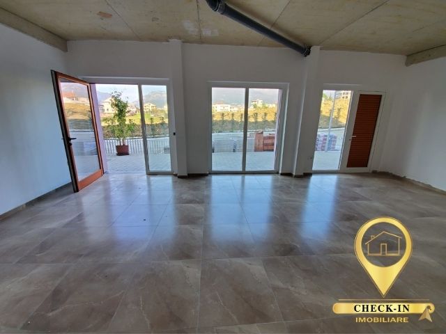 Tirane, jepet me qera dyqan Kati 0, 56 m² 600 Euro (Kompleksi Kontakt Mangalem)