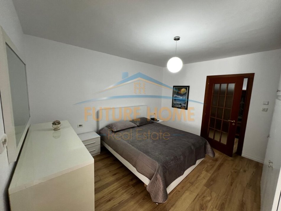 Tirane, jepet me qera apartament 2+1 Kati 3, 85 m² 700 € (Blloku)