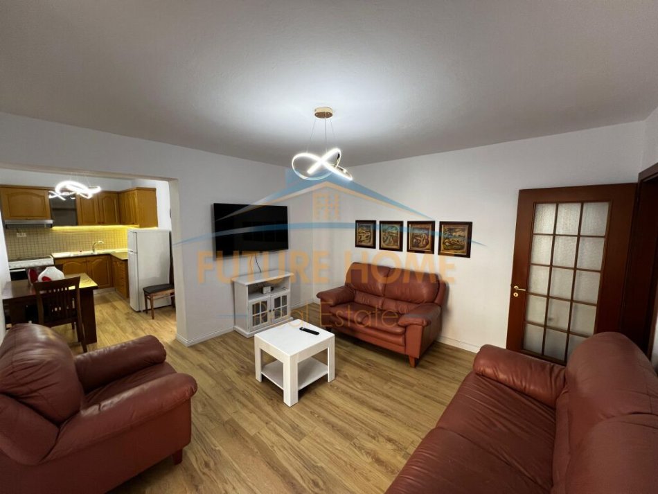 Tirane, jepet me qera apartament 2+1 Kati 3, 85 m² 700 € (Blloku)