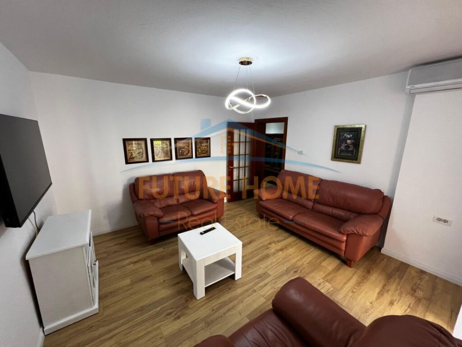 Tirane, jepet me qera apartament 2+1+Ballkon Kati 3, 85 m² 700 € (Blloku)