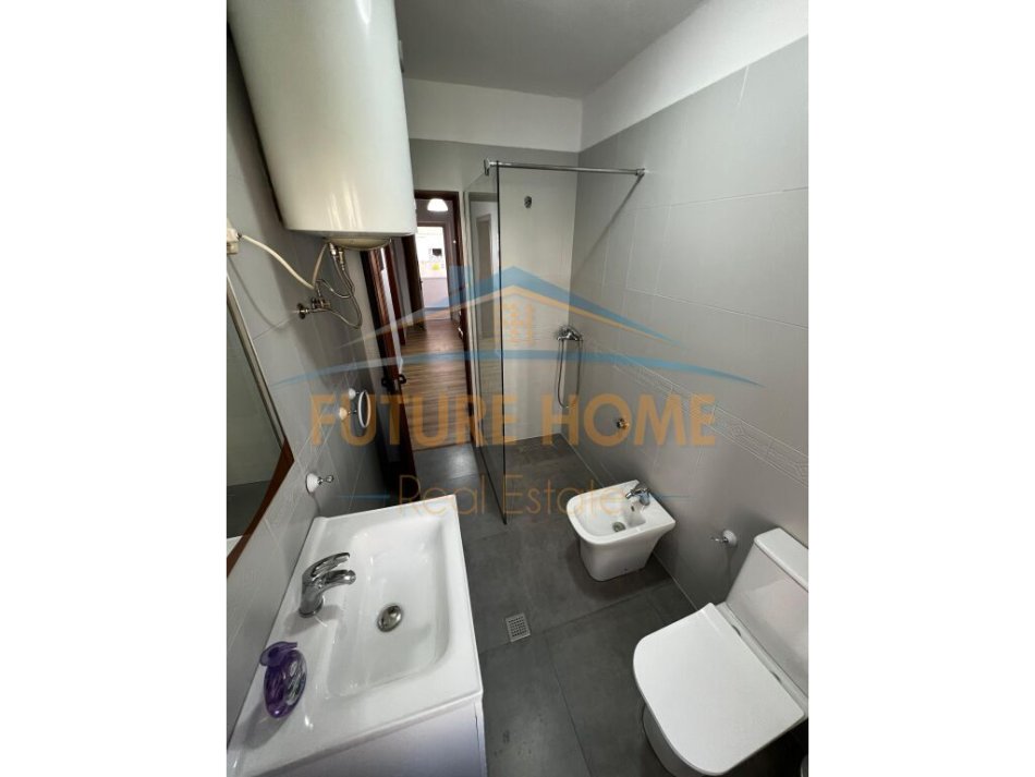 Tirane, jepet me qera apartament 2+1+Ballkon Kati 3, 85 m² 700 € (Ish Blloku (Petro Nini))