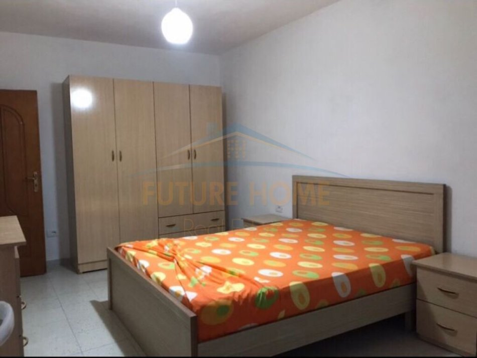 Tirane, jepet me qera apartament 1+1 , 60 m² 400 € (LAPRAKE)