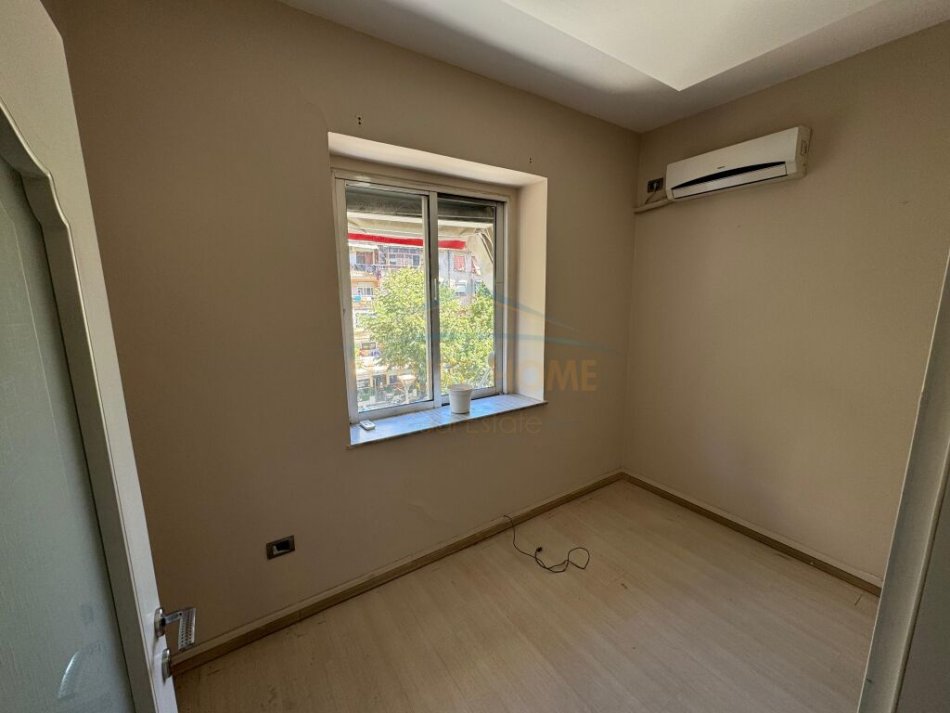 Tirane, jepet me qera apartament 2+1+Ballkon Kati 3, 130 m² 1.000 € (Libri Universitar)