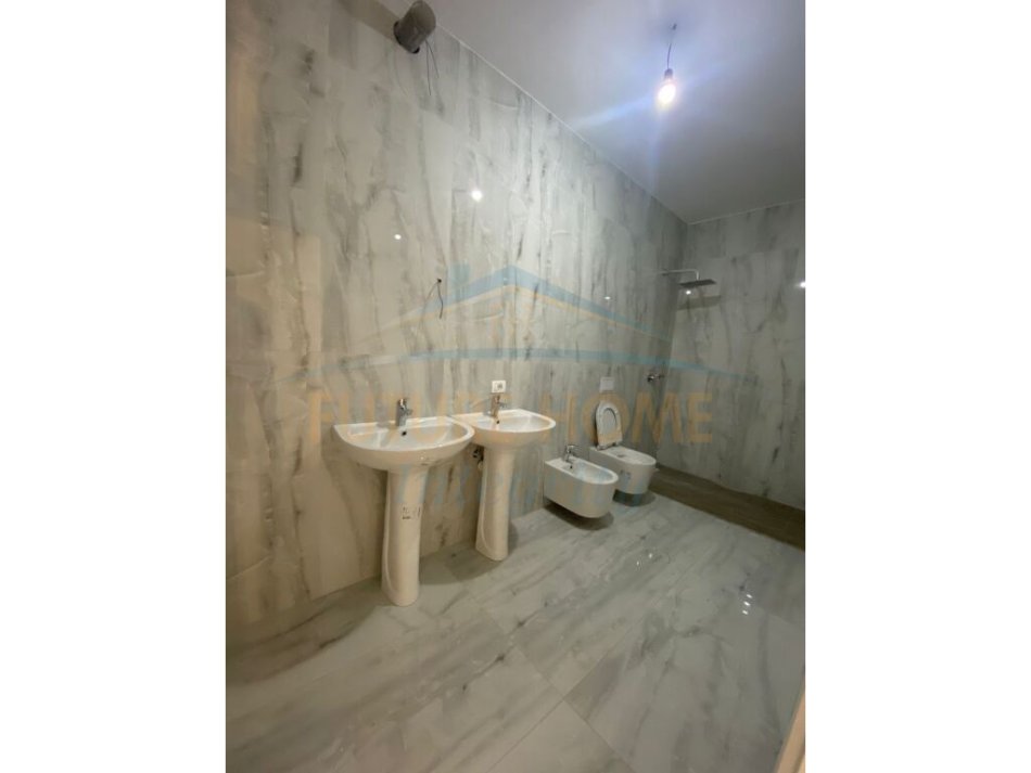 Tirane, shitet apartament 3+1 Kati 2, 155 m² 248.000 € (Rose Garden Residece)