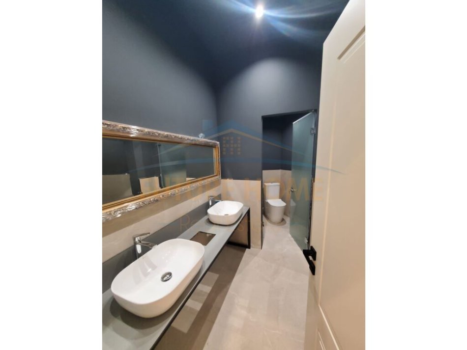 Tirane, shitet ambjent biznesi Kati 0, 221 m² 250.000 € (Fresku)