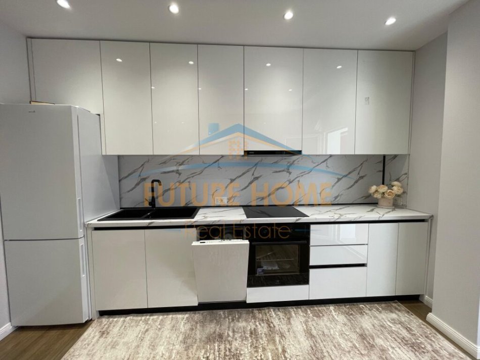 Tirane, jepet me qera apartament 1+1+Ballkon Kati 2, 70 m² 830 € (Rruga e Durresit)