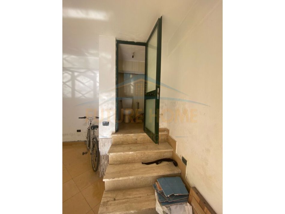 Durres, shitet ambjent biznesi Kati 0, 21 m² 30.000 € (Prane Stadiumit , Durres)