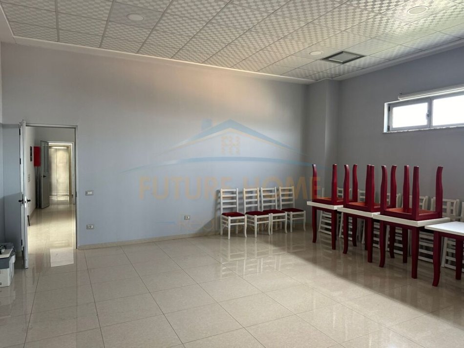 Durres, jepet me qera , 952 m² 1.300 € (Shijak , Durrës)
