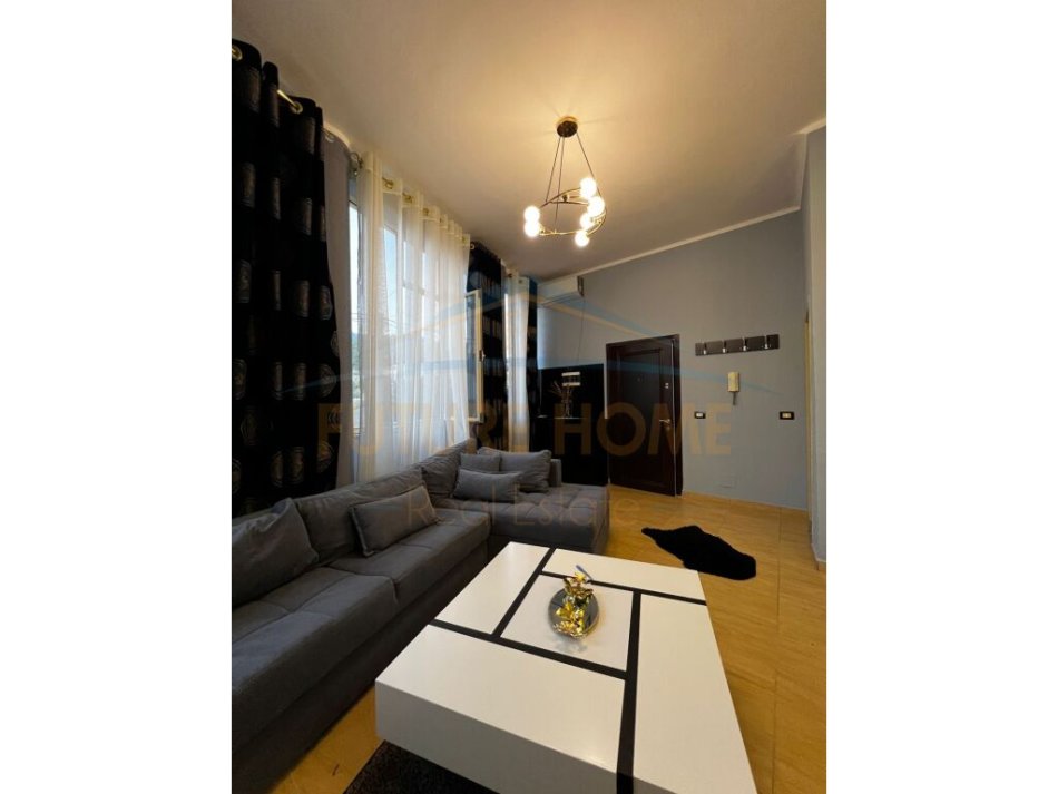 Tirane, jepet me qera apartament 1+1+Ballkon Kati 1, 68 m² 400 € (Fresku)