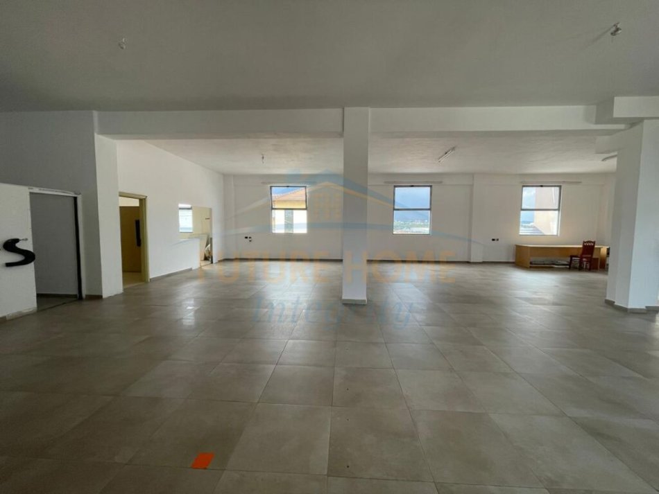 Tirane, jepet me qera ambjent biznesi Kati 2, 345 m² 1.100 € (Sauk)