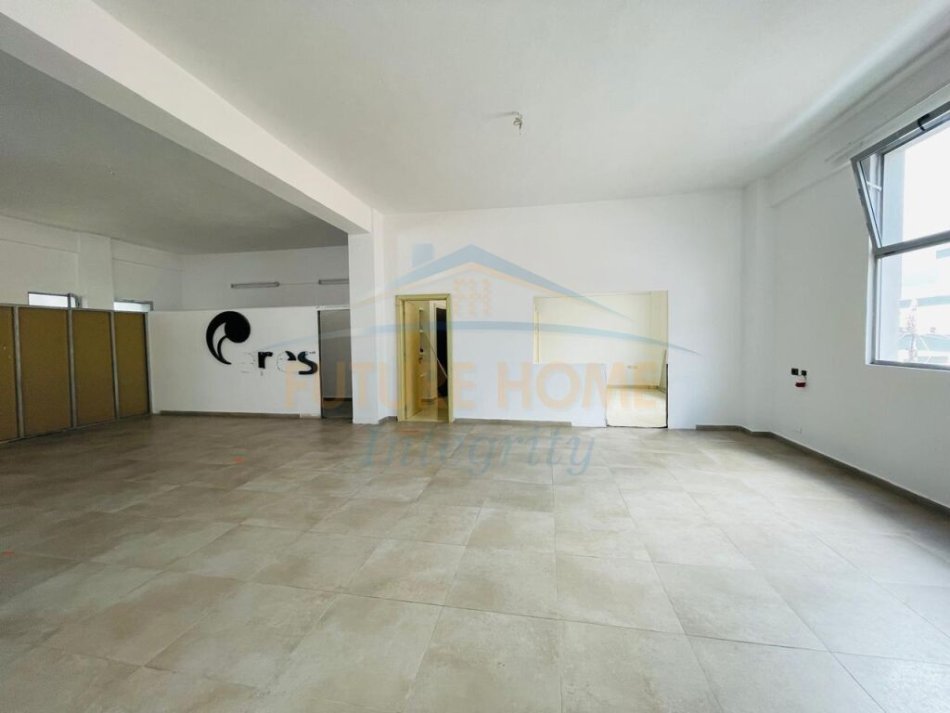 Tirane, jepet me qera ambjent biznesi Kati 2, 345 m² 1.100 € (Sauk)