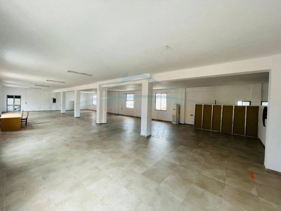 Tirane, jepet me qera ambjent biznesi Kati 2, 345 m² 1.100 € (Sauk)