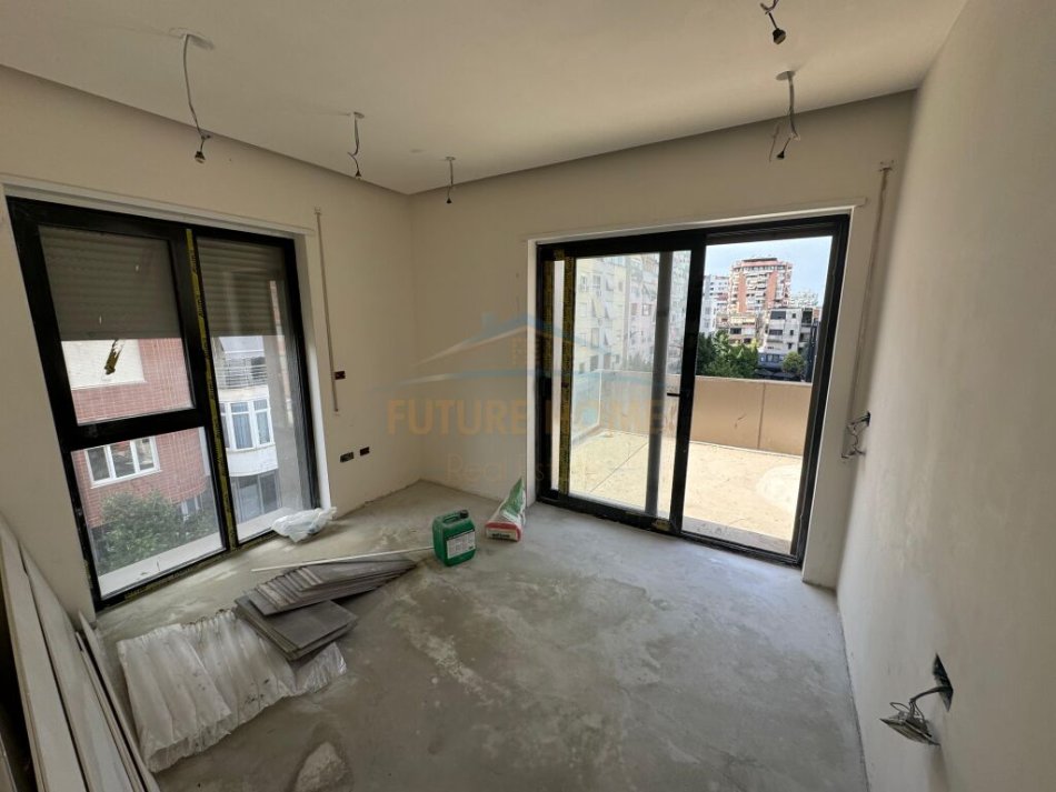 Tirane, shitet apartament 3+1+Ballkon Kati 3, 130 m² 390.000 € (Juridiku)