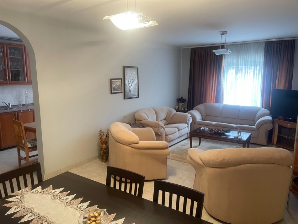 Tirane, jepet me qera apartament 3+1 Kati 1, 120 m² 749 € (Laprake)