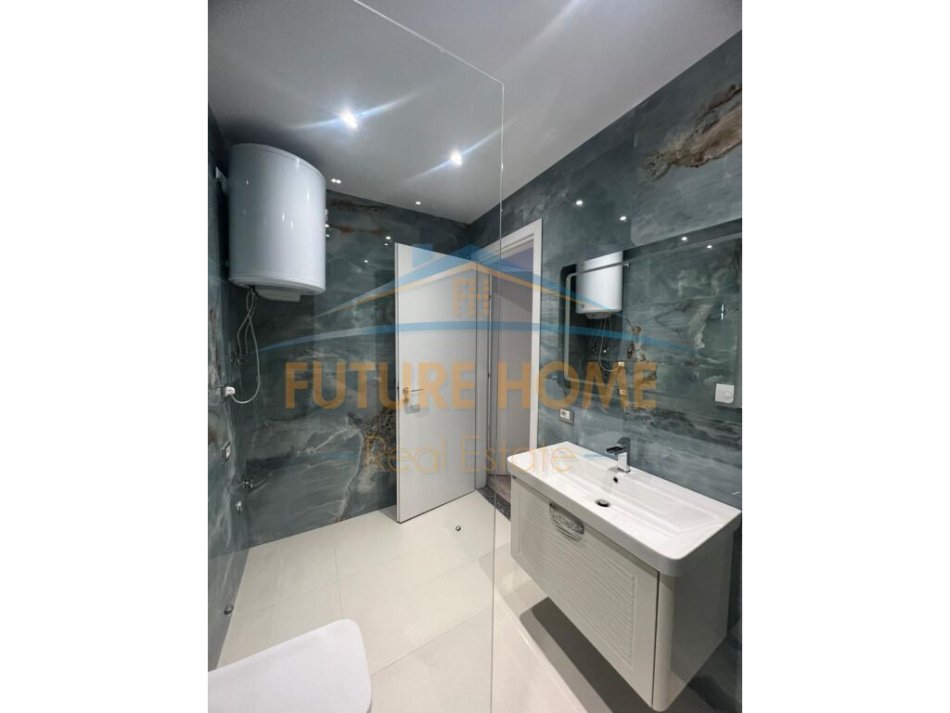 Tirane, jepet me qera apartament 2+1+Ballkon+ Post Parkimi,  Kati 4, 102 m² 1.000 € (Rruga e Barrikadave)