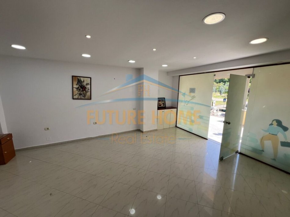 Tirane, jepet me qera ambjent biznesi Kati 0, 51 m² 300 € (Porcelan)